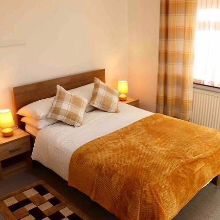 Cheerful 2 Bedroom Residential Home - Free Parking Leeds  Exterior foto