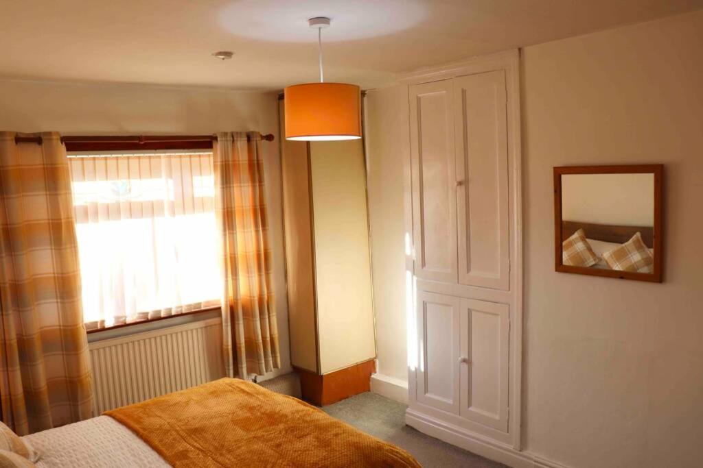 Cheerful 2 Bedroom Residential Home - Free Parking Leeds  Exterior foto