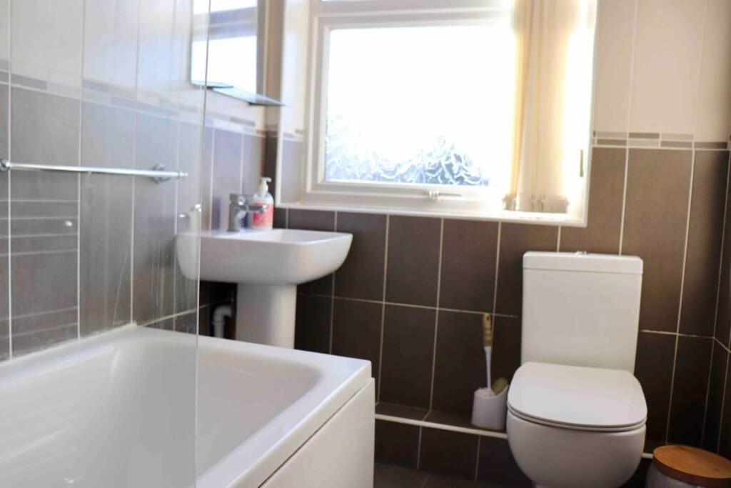 Cheerful 2 Bedroom Residential Home - Free Parking Leeds  Exterior foto