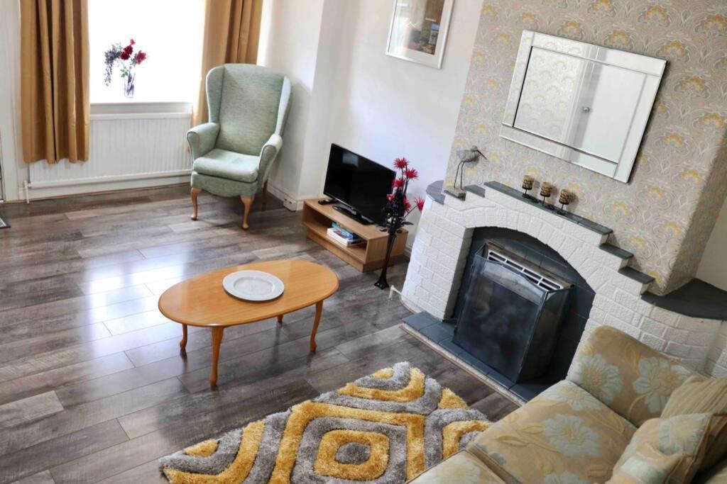 Cheerful 2 Bedroom Residential Home - Free Parking Leeds  Exterior foto