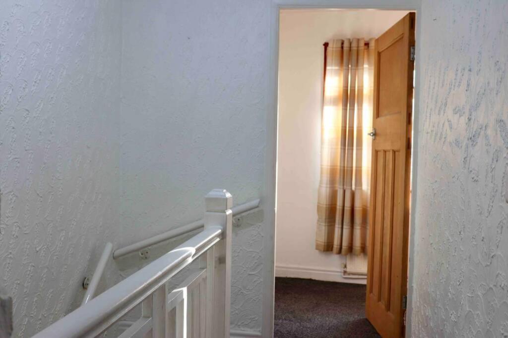 Cheerful 2 Bedroom Residential Home - Free Parking Leeds  Exterior foto