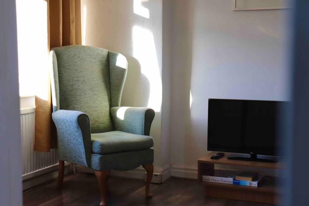 Cheerful 2 Bedroom Residential Home - Free Parking Leeds  Exterior foto