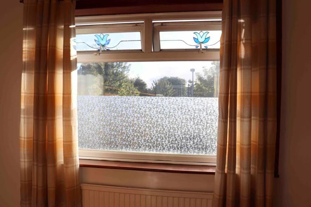 Cheerful 2 Bedroom Residential Home - Free Parking Leeds  Exterior foto