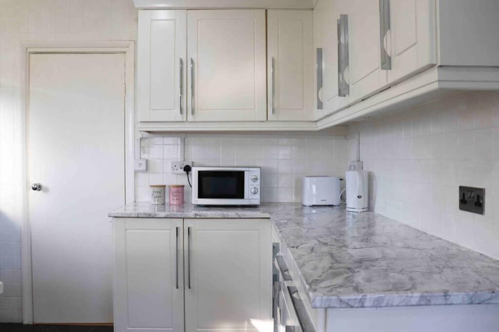 Cheerful 2 Bedroom Residential Home - Free Parking Leeds  Exterior foto