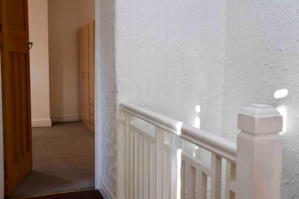 Cheerful 2 Bedroom Residential Home - Free Parking Leeds  Exterior foto