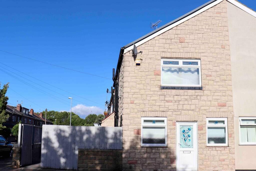 Cheerful 2 Bedroom Residential Home - Free Parking Leeds  Exterior foto