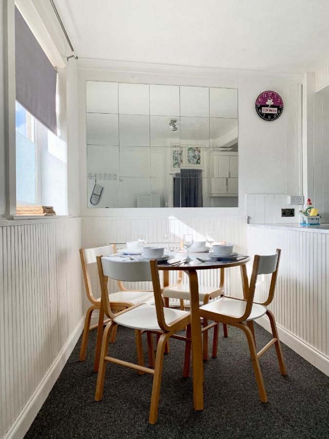 Cheerful 2 Bedroom Residential Home - Free Parking Leeds  Exterior foto