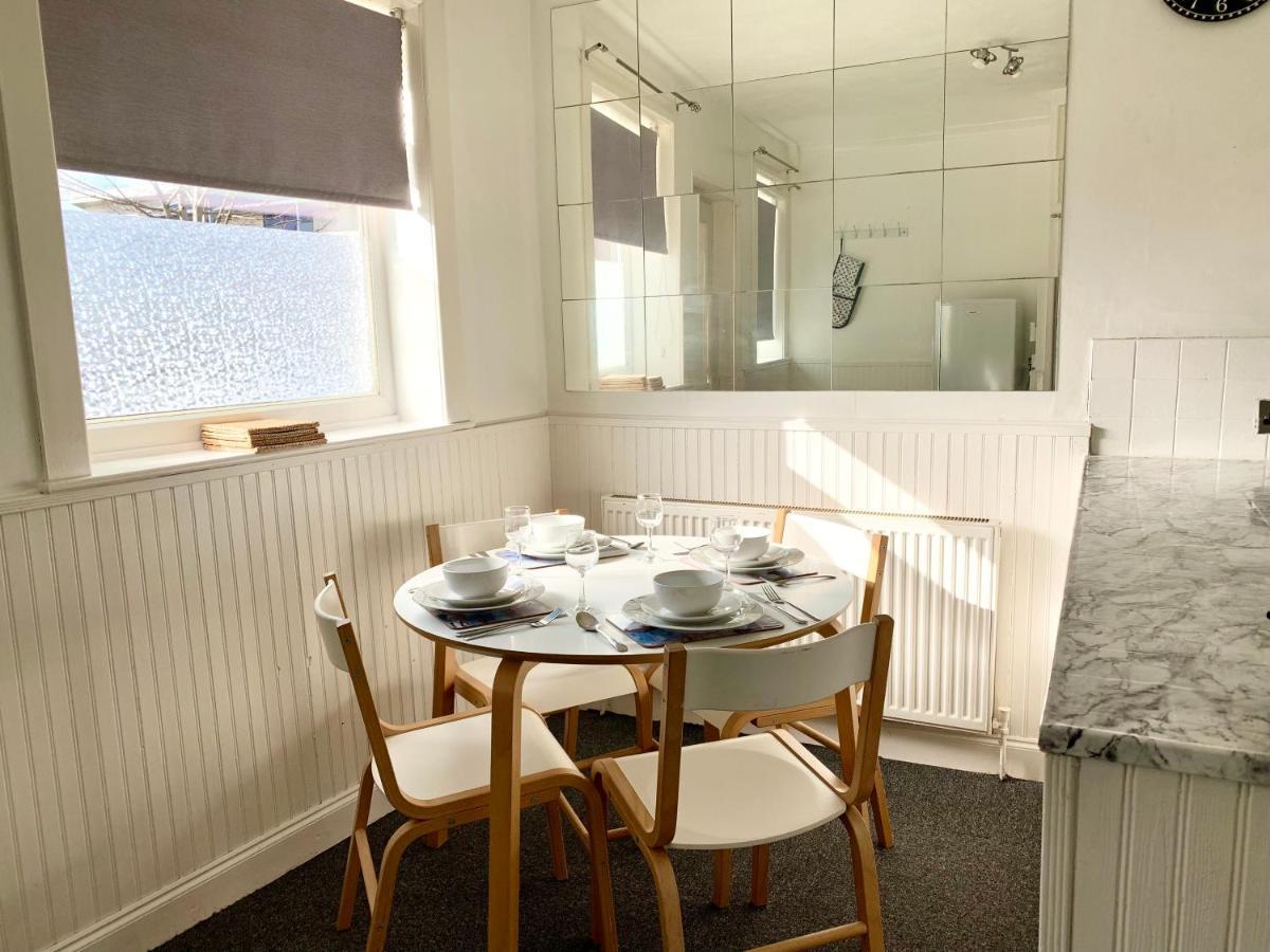 Cheerful 2 Bedroom Residential Home - Free Parking Leeds  Exterior foto